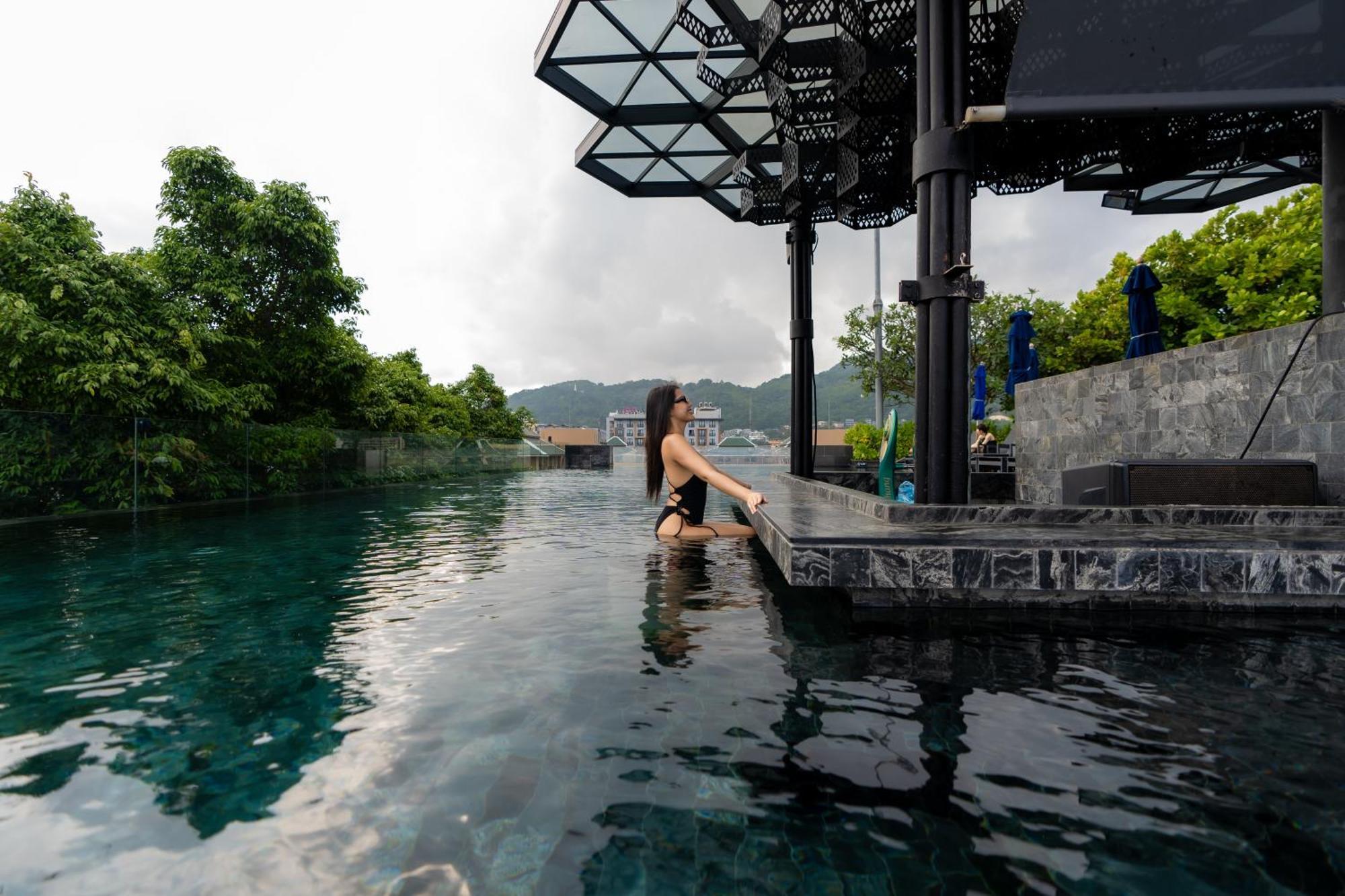 Hotel Indigo Phuket Patong By Ihg Eksteriør bilde The swimming pool at the hotel
