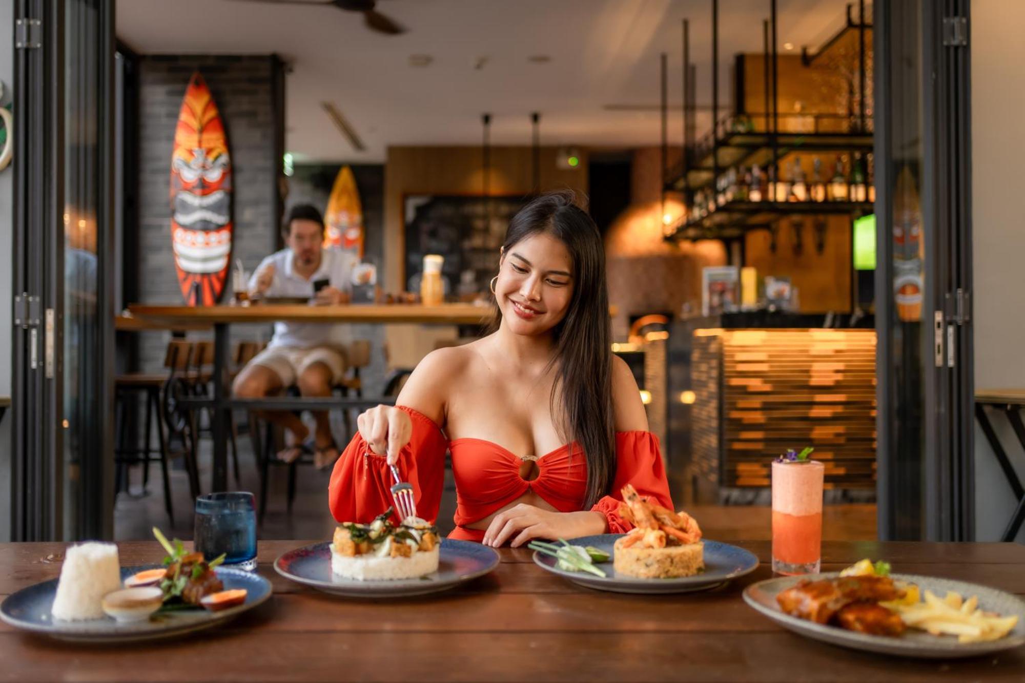 Hotel Indigo Phuket Patong By Ihg Eksteriør bilde A woman eating at a restaurant