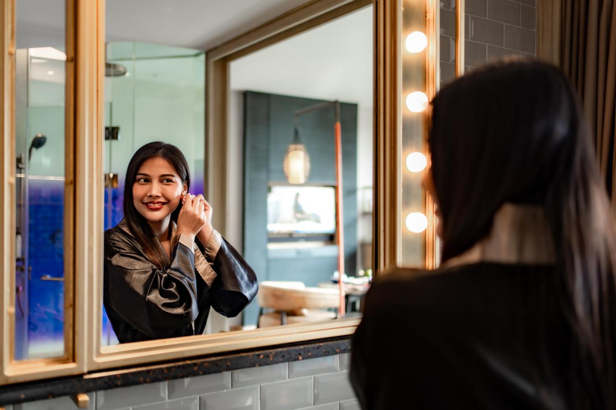 Hotel Indigo Phuket Patong By Ihg Eksteriør bilde A woman in a dressing room